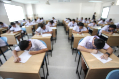 模糊的学生正在检查