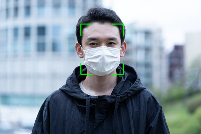 年轻的亚洲人戴着面具