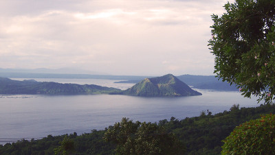 菲律宾八打雁省塔尔湖上的塔尔火山岛