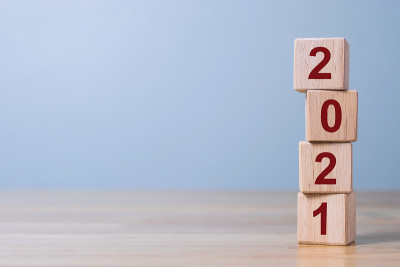 木制方块与2021和新年快乐，横幅与文本复制空间，新年贺卡模板