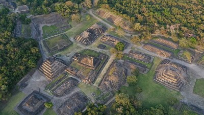 金字塔El Tajín墨西哥韦拉克鲁斯的一个古老的城镇是一个美丽的联合国教科文组织的考古遗址。无人机