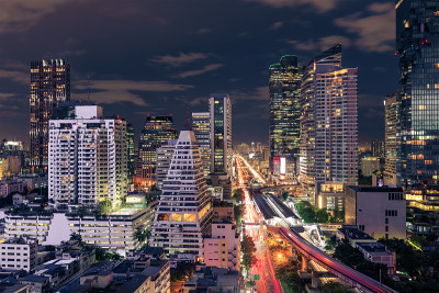 曼谷商业区的城市景观与摩天大楼在晚上，泰国