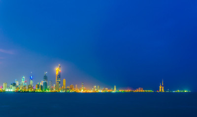 科威特夜间的天际线。