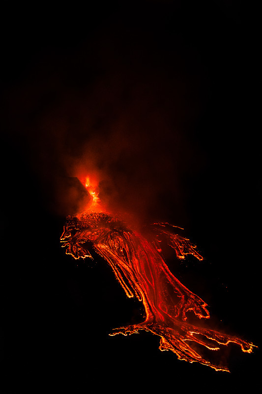 埃特纳火山在不断喷发中产生熔岩喷泉。