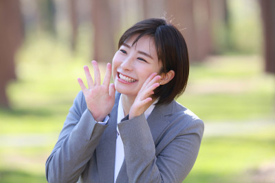 女性员工欢呼