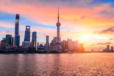 夕阳建筑景观和上海的天际线