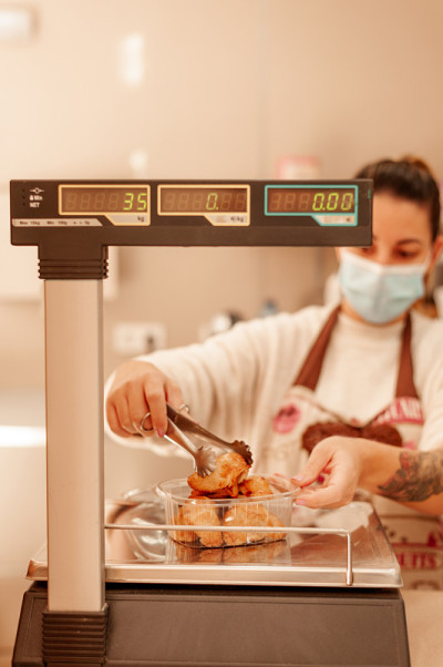 面包店老板使用体重秤。新标准的概念。