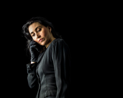 用手机的黑衣女人