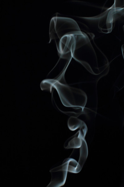黑色背景上的白色烟雾纹理
