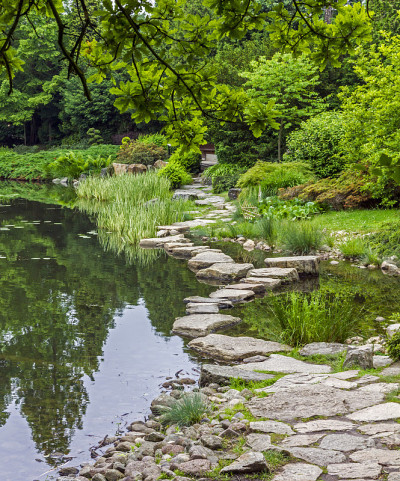 石桥跨水小径