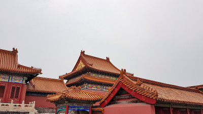 北京——近距离观察中国北京紫禁城内的一个建筑群。这些建筑物的屋顶装饰得很华丽