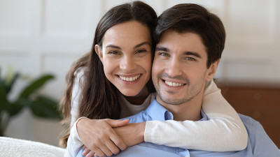 幸福年轻的白人夫妇拥抱的肖像