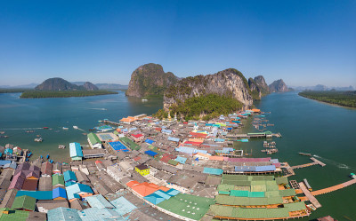 美丽的风景清真寺的大海和天空在Punyi岛的夏天，Ko Panyi或Koh Panyee，穆斯林渔村