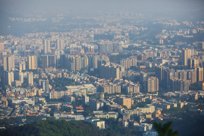从中国广东省白云山看广州市和珠江新城，阳光明媚的夏日
