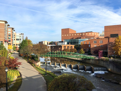 美国南卡罗莱纳格林维尔市中心城市景观，里德河沿岸