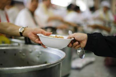 喂饱穷人帮助他们减轻饥饿。