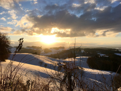 美丽的冬季日落与新鲜的雪景在遥远的emmental。广州瑞士伯尔尼
