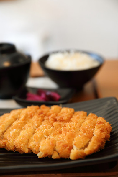 猪排炒猪排配米饭和汤放在木桌上的日本食品