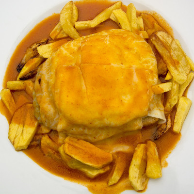 经典的Francesinha(葡萄牙三明治)在波尔图，葡萄牙