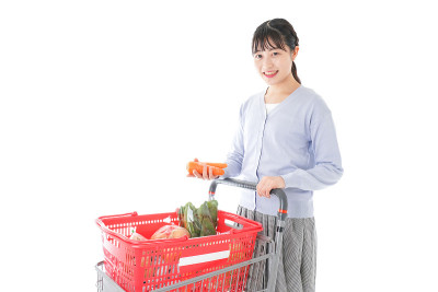 年轻女子在超市购物
