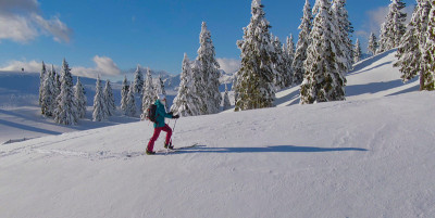 身材不错的年轻女子在一次劈板旅行中爬上了一座雪山