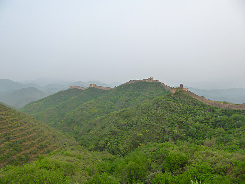 北京——中国未更新的古北口长城全景。这堵墙在山顶上延伸