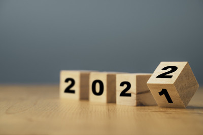 翻转木方块改变2021年到2022年，准备圣诞快乐和新年快乐的概念。