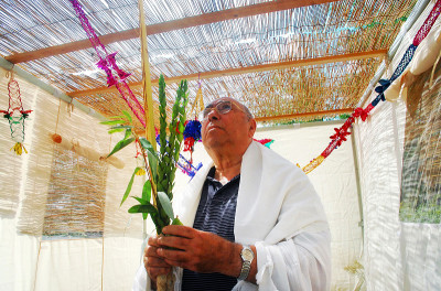 在苏卡为犹太节日住棚祈祷