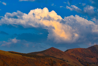 Gorgeous sunlight reflecting on clouds above mount