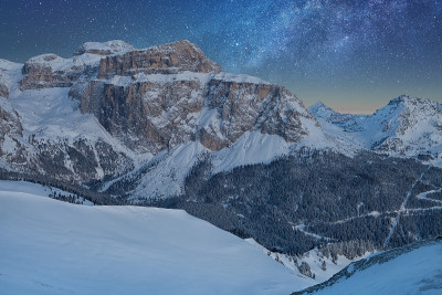 美妙的星空。在星空下的意大利白云石滑雪胜地Val Di Fassa的全景。Trentino-Alto