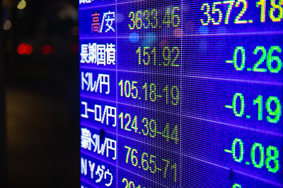 一个电子公告板在商业城市东京八祖晚上特写