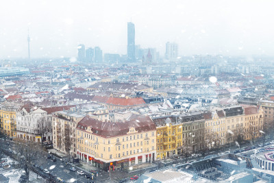 在寒冷的雪天，在维也纳老城和利奥波德萨特区的普拉特游乐场公园，从摩天轮上俯瞰城市全景。城市里下雪暴风