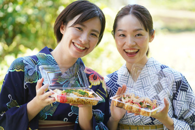 Yukata女士和yakisoba和takoyaki的