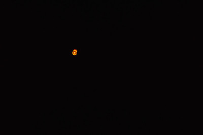 浮灯笼或屹蓬灯笼在黑暗的夜空。