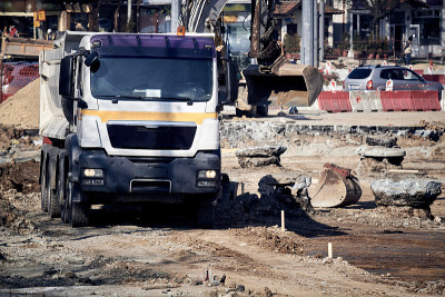 户外公共场所重建的重型施工卡车。