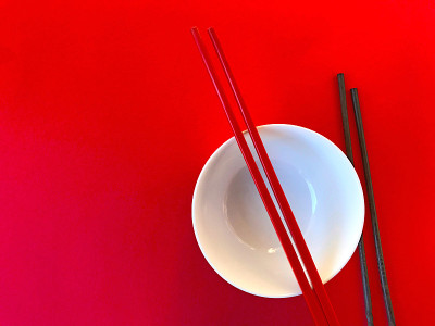 白色的碗，红色的筷子