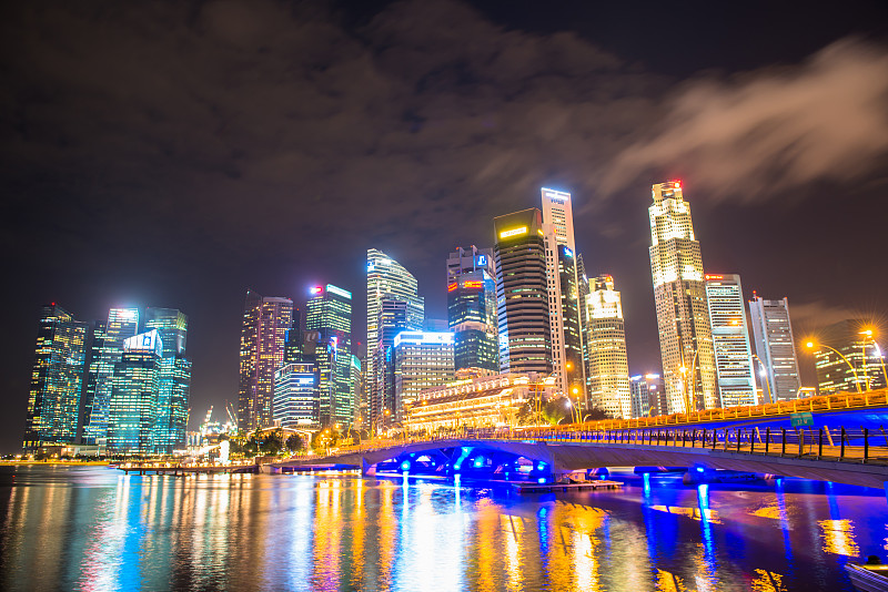 滨海湾新加坡市中心的夜景