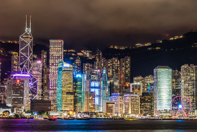 从维多利亚港眺望香港夜景