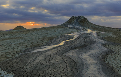 日落时戈布斯坦的泥火山