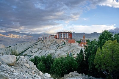 察朗贡巴(Tsarang Gompa)矗立在一座山上，这是一座萨迦派的寺院，建于1395年。