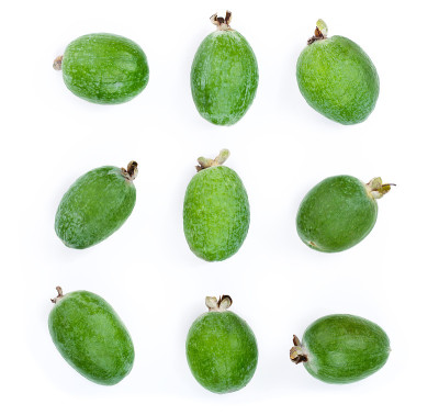 热带水果feijoa Acca sellowiana孤立在白色背景。前视图。平躺模式