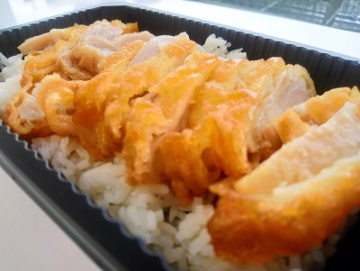 米饭和炸鸡。