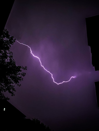 闪电在暴风雨中闪烁