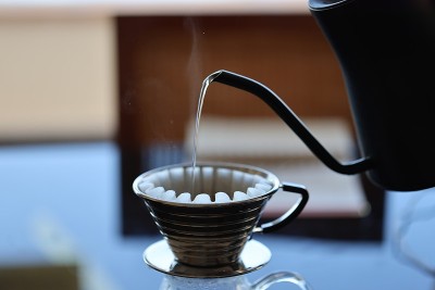 用黑色水壶过滤滴滤咖啡