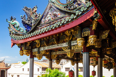 Khoo Kongsi宗族屋的屋顶细节，这是一个被联合国教科文组织列入世界遗产名录的福建宗庙，位于马