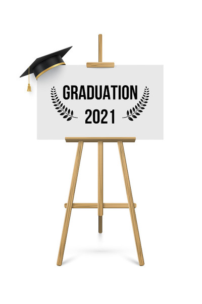 2021年毕业典礼横幅。奖项概念与学术帽，画架和文本在白纸标语牌。