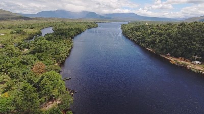 卡劳河鸟瞰图。委内瑞拉，卡纳马国家公园