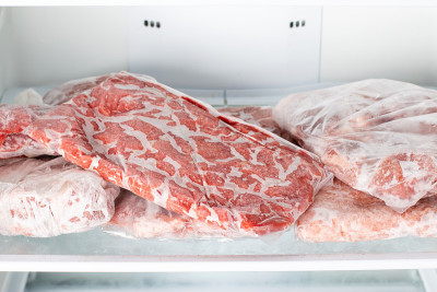冰箱装满肉类和蔬菜包冷冻在塑料袋食物储备储存为食物准备。