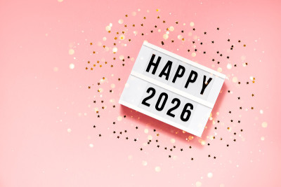 2021年新年灯牌号码。香槟，星星，彩带和散糕。顶部横向视图拷贝空间新年和节日的概念