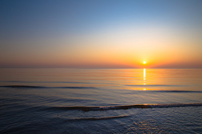 美丽的日出，海浪拍打着黄海的海滩